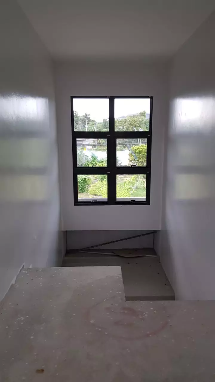 หน้าต่างบานกระทุ้งสีดำ เชื่อมด้วย Transom