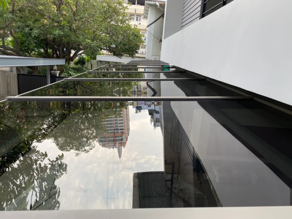 โรงจอดรถหน้าบ้าน โครงหลังคาอลูมิเนียมเสริมเหล็ก