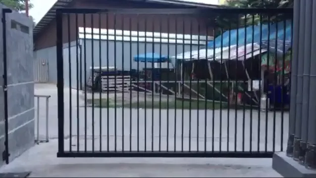 ควรมีพื้นที่ 4:3 ของพื้นที่รั้วในการติดตั้งประตูรั้วไม่มีล้อ