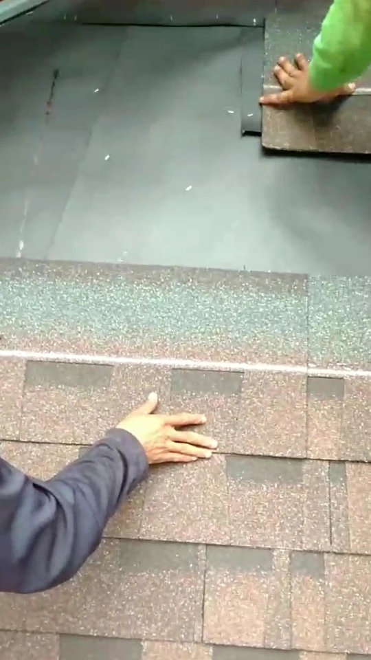 ติดแผ่นชิงเกิ้ลรูฟบนแผ่นกันชื้น